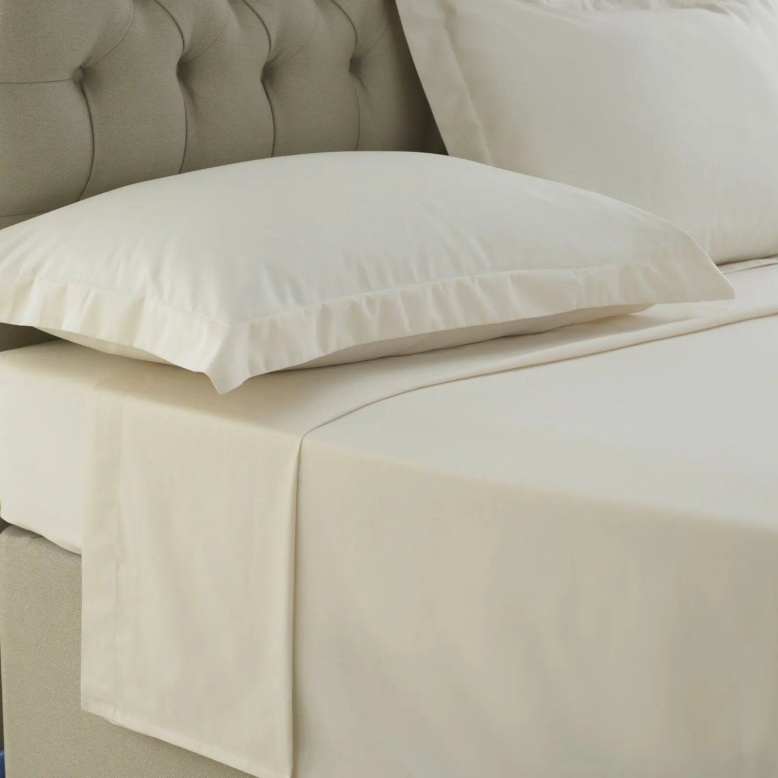 Ivory 180 Thread Count Sheet Set 1 Fitted sheet 1 Flat sheet 2 pillo
